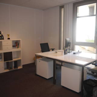 Bureau privé 20 m² 4 postes Coworking Rue des Frères Caudron Vélizy-Villacoublay 78140 - photo 2